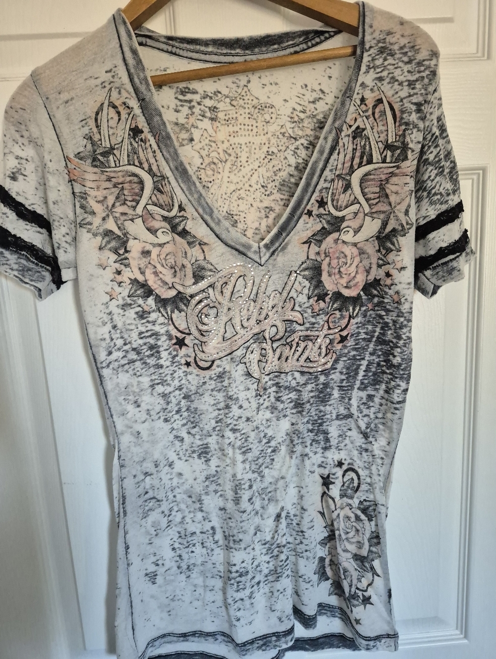 Rebel Saints Women's Distressed V-Neck Tee in Light Gray & Pink Floral